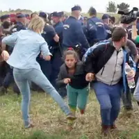 Seorang jurnalis televisi Hungaria sengaja menendang para pengungsi Suriah yang mencari suaka. Dia ternyata bagian dari partai anti-imigran
