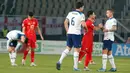 Para pemain Inggris dan Makedonia Utara saling menyapa pada penghujung pertandingan sepak bola Grup C Kualifikasi Euro 2024. (AP Photo/Boris Grdanoski)