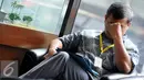 Komjen Pol (Purn) Oegroseno menunggu di lobi kantor KPK, Jakarta, Selasa (17/11). Kedatangan Oegroseno untuk melaporkan Ketua Umum KONI Pusat Tono Suratman terkait dugaan penyalahgunaan anggaran PP PTMSI. (Liputan6.com/Helmi Afandi)