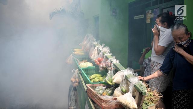 Cegah DBD, Warga Cipinang Lakukan Fogging