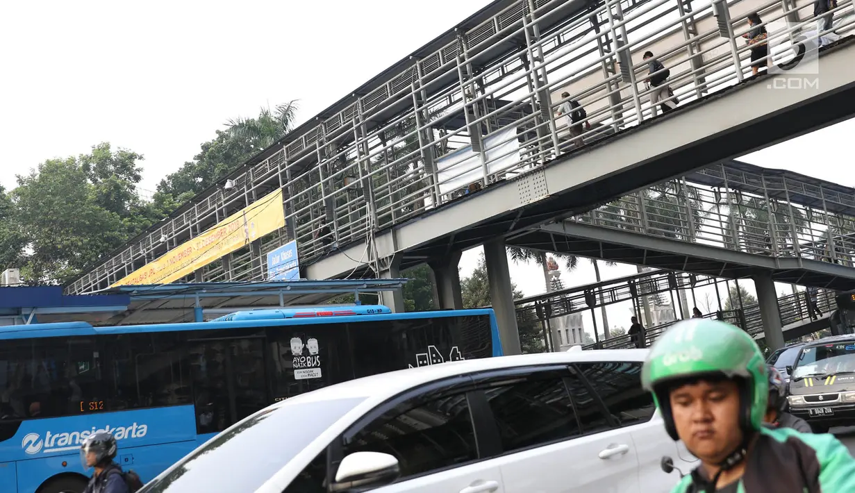 Spanduk peringatan revitalisasi Jembatan Penyeberangan Orang (JPO) di JPO Jalan Sudirman, Jakarta, Selasa (6/11). Pemprov DKI Jakarta berencana merevitalisasi tiga JPO di sepanjang Jalan Jenderal Sudirman. (Liputan6.com/Immanuel Antonius)