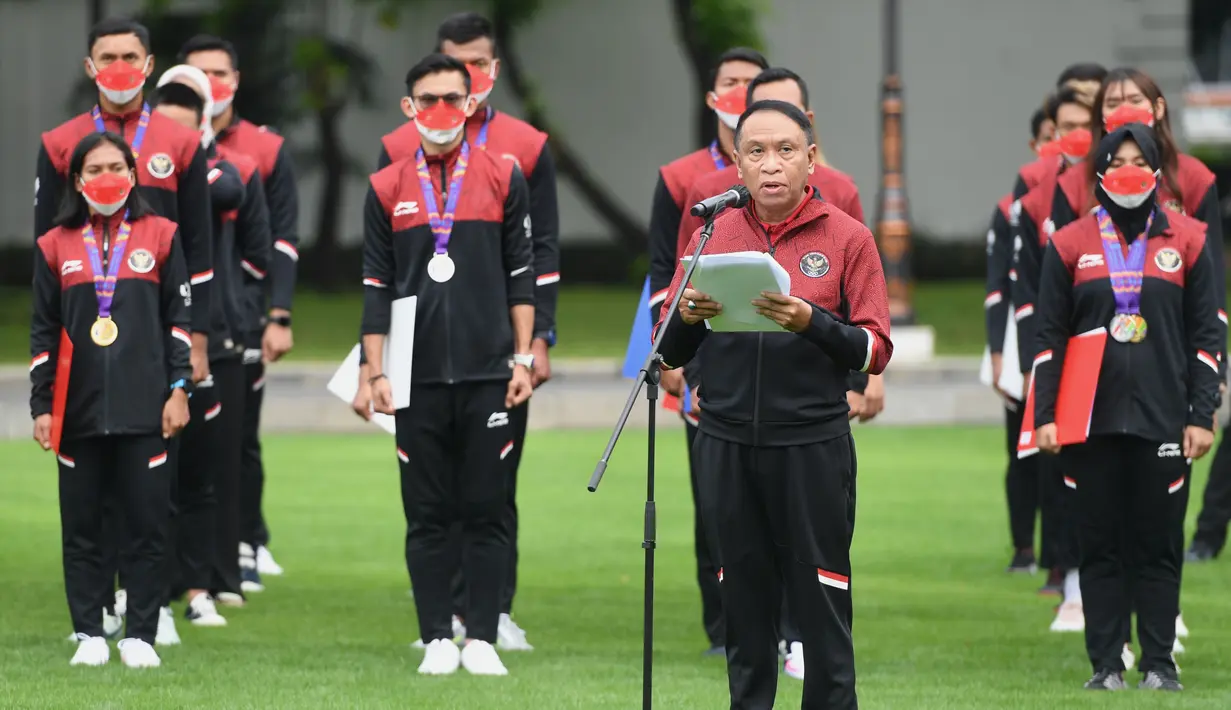 <p>Menpora Zainuddin Amali memberikan laporan saat upacara penyerahan bonus atlet SEA Games ke-31 Vietnam di Halaman Istana Merdeka, Jakarta, Senin (13/6/2022). Presiden menyerahkan total bonus kepada seluruh atlet sebesar Rp130,5 Miliar sementara untuk pelatih dan asisten pelatih sebesar Rp32 Miliar. (FOTO: Lukas - Biro Pers Sekretariat Presiden)</p>