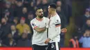 Pemain Liverpool, Trent Alexander-Arnold melakukan selebrasi bersama Mohamed Salah setelah mencetak gol penyeimbang 2-2 ke gawang Aston Villa dalam laga lanjutan Liga Inggris 2024/2025 di Villa Park, Brimingham, Inggris, Rabu (19/02/2025) waktu setempat. (AP Photo/Darren Staples)
