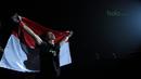Ekspresi Priscilla Lumban Gaol dengan bendera Merah-Putih saat melawan petarung Filipina, Rome Trinidad pada ajang One Championship 2018 di Jakarta Convention Center, Sabtu (12/5/2018). Priscilla menang padan ronde pertama. (Bola.com/Nick Hanoatubun)
