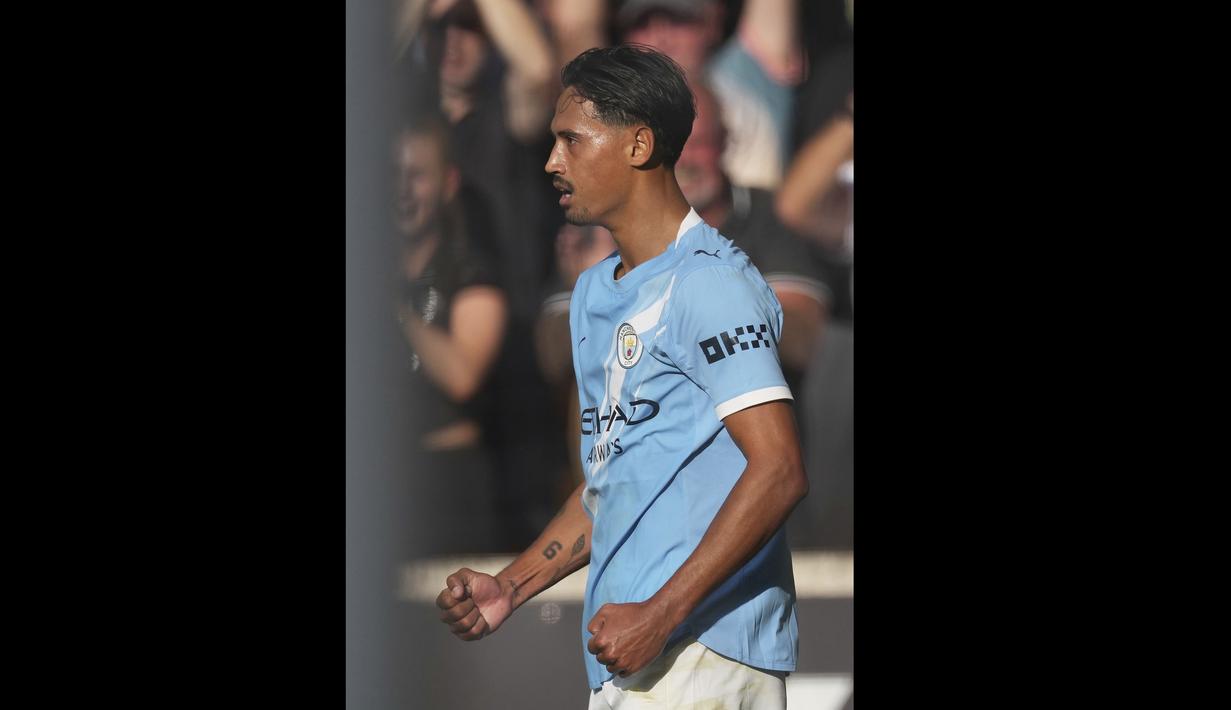 Pemain Manchester City, Tijjani Reijnders merayakan golnya ke gawang Bournemouth dalam laga Liga Inggris 2025/2026 di Molineux stadium, Wolverhampton, Inggris, Sabtu (16/08/2025) waktu setempat. (AP Photo/Dave Shopland)
