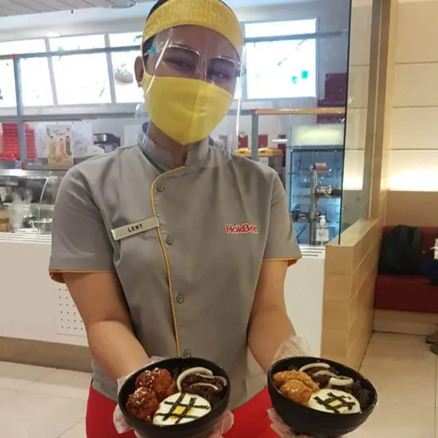 Menyantap Menu Super Bowl dengan Daging Sapi dan Ayam yang Empuk