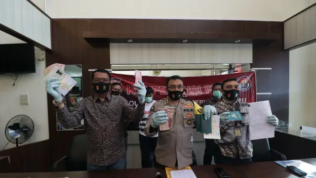 Polda Kepri menetapkan 2 tersangka dalam kasus penyelundupan jenazah 3 ABK Indonesia. (Foto: Liputan6.com/Ajang Nurdin)