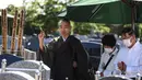 Foto yang diambil pada 16 Juni 2020 menunjukkan, Akasaka mengambil bagian dalam upacara pemindahan abu jenazah ke pemakaman baru, di Shimoshizu, prefektur Chiba. (CHARLY TRIBALLEAU/AFP)