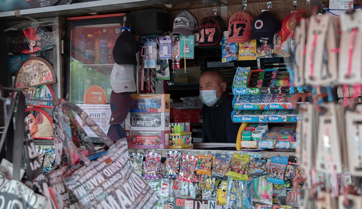 Penjual yang mengenakan masker menunggu pelanggan di Madrid, Spanyol, 21 Oktober 2020. Hingga 21 Oktober 2020, jumlah kasus COVID-19 di Spanyol sejak awal pandemi telah mencapai angka 1.005.295. (Xinhua/Meng Dingbo)