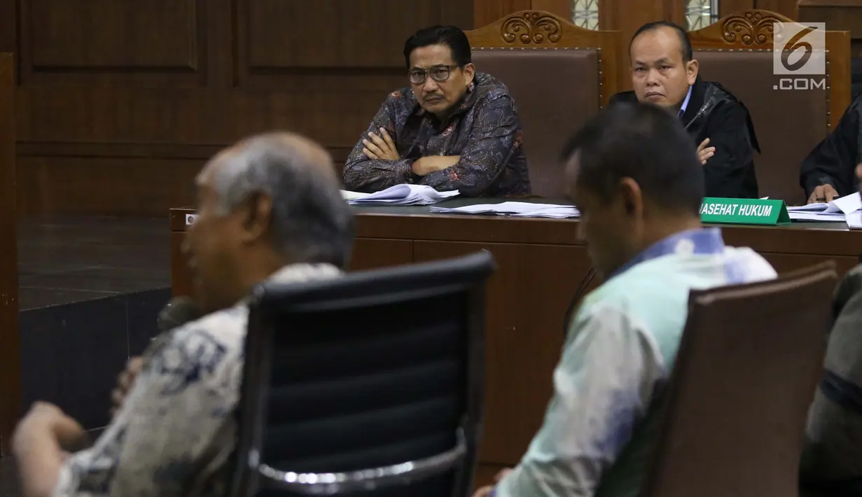 Terdakwa dugaan suap/gratifikasi terkait kerjasama jasa pelayaran yang juga anggota komisi VI DPR RI, Bowo Sidik Pangarso (kedua kiri) menyimak keterangan saksi saat sidang lanjutan di Pengadilan Tipikor, Jakarta, Rabu (4/9/2019). Sidang mendengar keterangan saksi. (Liputan6.com/Helmi Fithriansyah)