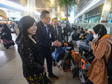 Direktur Utama Injourney Maya Watono (kiri) bersama Direktur Oprersional Injourney Airports Agus Haryadi (kanan) dan Direktur Komersial InJourney Airports Veri Y. Setiady (kedua kiri) berbincang dengan calon penumpang usai memberikan paparan terkait kesiapan angkutan Lebaran di Terminal 3 Bandar Udara Internasional Soekarno–Hatta, Tangerang, Banten, Rabu (11/3/2026). (merdeka.com/Arie Basuki)