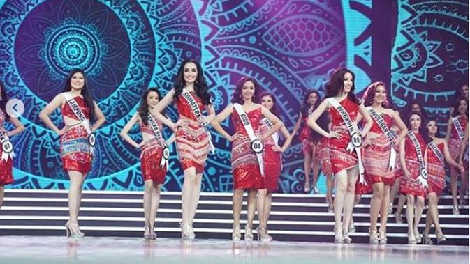 Para finalis Puteri Indonesia 2020 mengenakan gaun rancangan Eko Chandra. (dok. Instagram@officialputeriindonesia/https://www.instagram.com/p/B9Z1fAjlwTl/Dinny Mutiah)