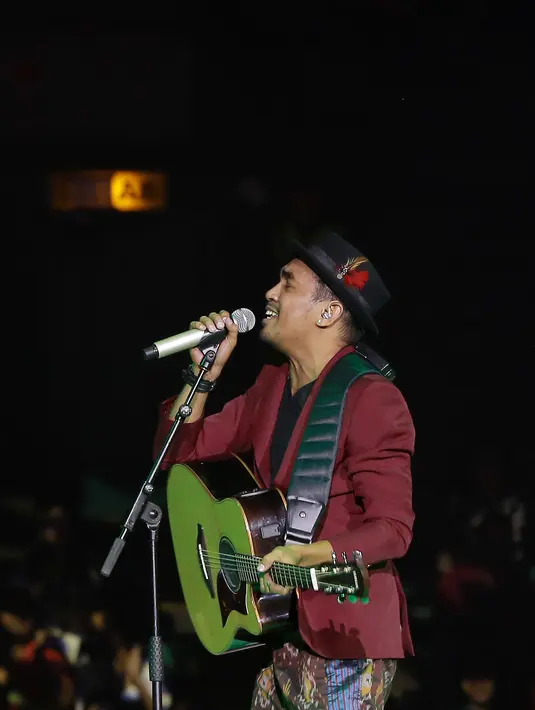 Di malam Minggu tersebut pemilik nama Glenn Fredly Deviano Latuihamallo ini tampil menawan dengan kostum berwarna merah. (Galih W. Satria/Bintang.com)
