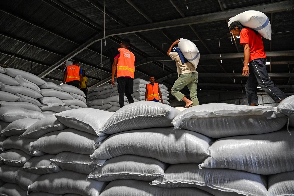 FOTO: Bulog Pastikan Stok Beras Sumatera Aman untuk Penanganan Bencana
