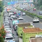 Kendaraan terjebak kemacetan di ruas Tol BSD JORR, Tangerang Selatan, Senin (16/5). Kemacetan parah terjadi menyusul robohnya jembatan penyeberangan orang (JPO) di ruas Tol BSD JORR karena dihajar truk trailer. (Liputan6.com/Fery Pradolo)