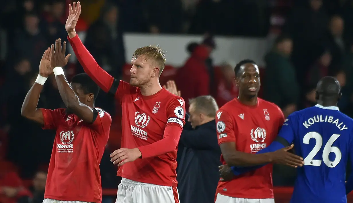 Para pemain Nottingham Forest memberi hormat kepada para penggemar setelah melawan Chelsea pada pertandingan sepak bola Liga Inggris di City Ground, Nottingham, Inggris, 1 Januari 2023. Pertandingan berakhir imbang dengan skor 1-1. (AP Photo/Rui Vieira)