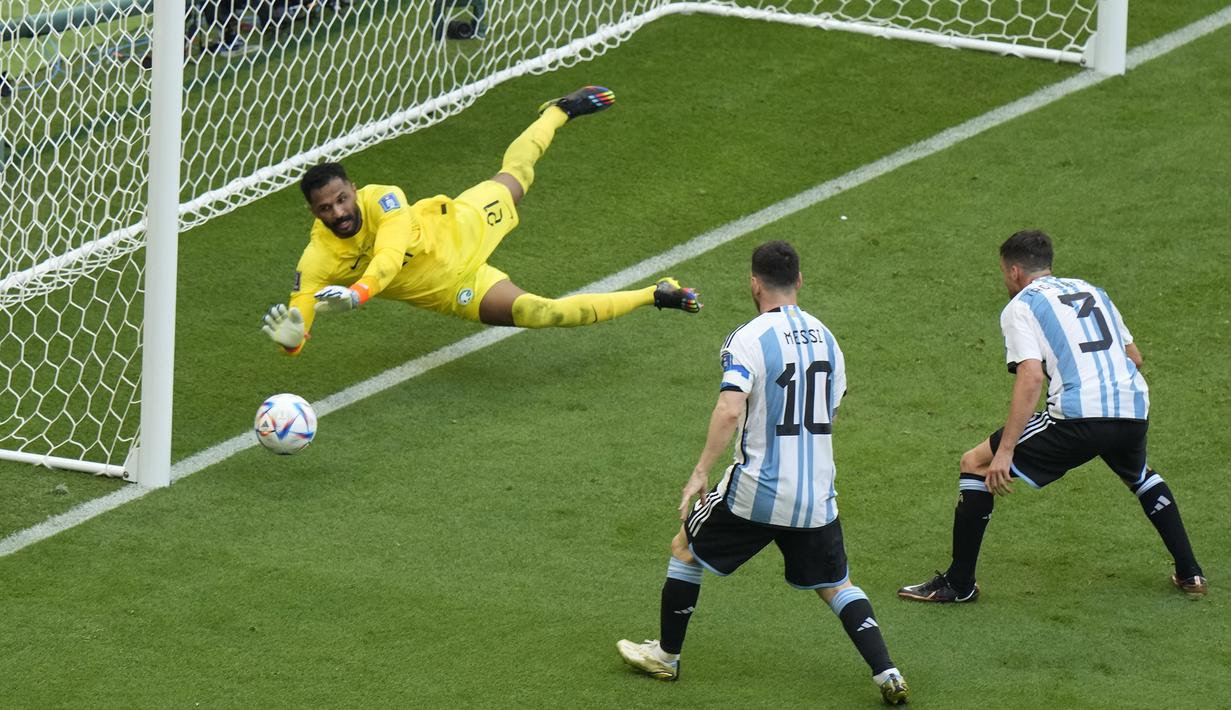 Al Owais tercatat melakukan lima penyelamatan penting pada laga tersebut. Ia juga terpilih sebagai Man of The Match meskipun tak mampu menorehkan cleansheet karena gol penalti dari Lionel Messi. (AP/Luca Bruno)