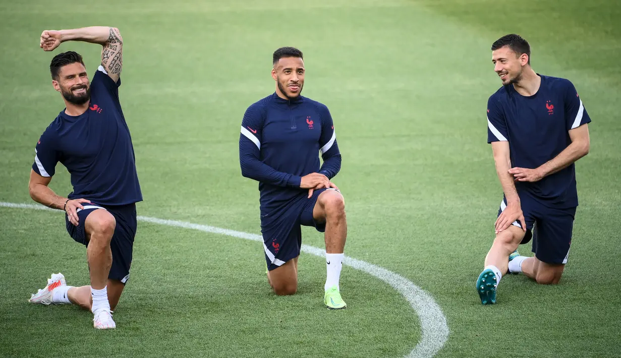 Pemain timnas Prancis, Olivier Giroud, Corentin Tolisso dan Clement Lenglet ambil bagian dalam sesi latihan MD-1 di Stadion Hidegkuti, Budapest, Selasa (22/6/2021). Prancis menghadapi Portugal pada laga Grup F Euro 2020 di Puskas Arena, Rabu (23/6/2021) atau Kamis dini hari WIB. (FRANCK FIFE / AFP)
