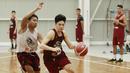Pebasket West Bandits, Rio Disi (kanan) diajaga ketat oleh Rioga Deswara saat latihan di Aim High Stadium, Tangerang, Kamis (20/5/2021). Latihan tersebut merupakan persiapan jelang melakoni laga babak play-off IBL 2021. (Bola.com/M Iqbal Ichsan)