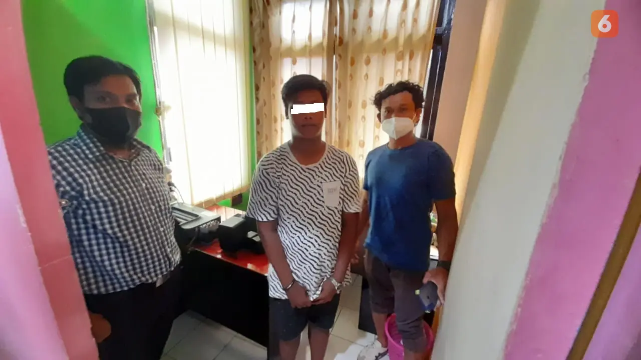 Pelaku RA saat diringkus Tim Reptil Polsek Tilongkabila (Arfandi Ibrahim/Liputan6.com)
