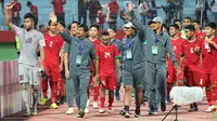 Tim pelatih Timnas Indonesia U-19 bersama pemain saat Piala AFF U-19 2018. (Bola.com/Aditya Wany)