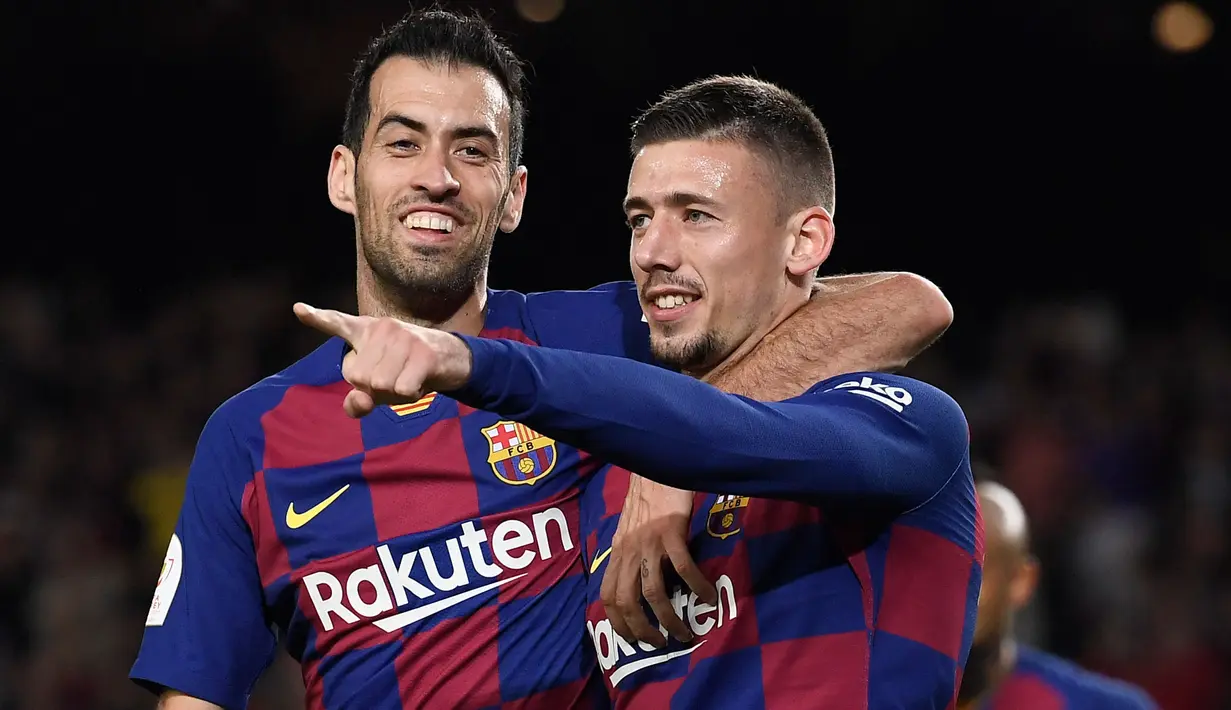 Pemain senior Barcelona lain yang mau berkorban untuk masalah keuangan Blaugrana adalah Sergio Busquets (kiri). Mereka rela dipotong gajinya demi mendaftarkan Memphis Depay, Eric Garcia dan Rey Manaj ke dalam skuat untuk melawan Real Sociedad pada minggu lalu. (Foto: AFP/Josep Lago)