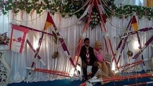 10 Tempat Duduk Pengantin di Nikahan Ini Tidak Biasa, Kocak