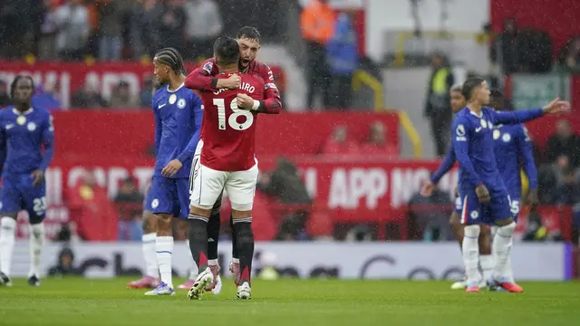 Selebrasi gelandang Manchester United Bruno Fernandes & Casemiro usai menjebol gawang Chelsea di Old Trafford di laga pekan kelima Premier League 2025/2026, Sabtu (20/09/2025). (AP Photo/Dave Thompson)
