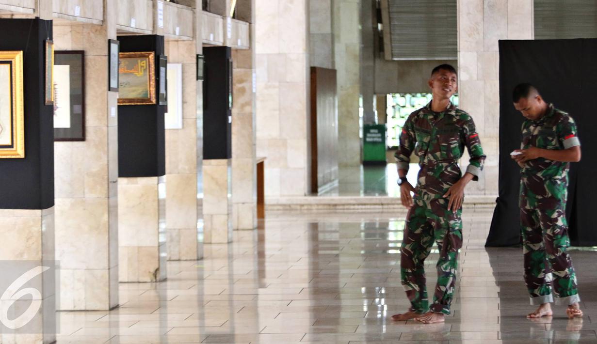 Personel TNI beraktivitas di sekitar Masjid Istiqlal, Jakarta, Rabu (1/3). H-1 jelang kedatangan Raja Arab Saudi Salman bin Abdulaziz al-Saud pada Kamis (2/3/2017), aktivitas di Masjid Istiqlal relatif normal. (Liputan6.com/Immanuel Antonius)