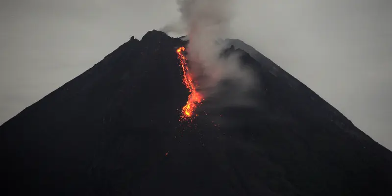 Gunung Merapi yang Semburkan Lava Pijar