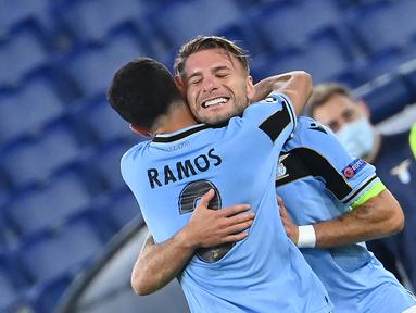 Penyerang Lazio, Ciro Immobile, merayakan gol saat menghadapi Borussia Dortmund pada laga Grup F Liga Champions 2020/2021 di Stadion Olimpico, Rabu (21/10/2020) dini hari WIB. Lazio menang 3-1 atas Borussia Dortmund. (AFP/Alberto Pizzoli)