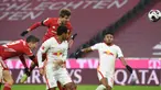 Striker Bayern Munich, Thomas Mueller, mencetak gol penyeimbang 3-3 lewat tandukan kepala dalam laga lanjutan Liga Jerman pekan ke-10 melawan RB Leipzig di Allianz Arena, Sabtu (5/12/2020). Bayern Munich bermain imbang 3-3 dengan RB Leipzig. (AFP/Andreas Gebert/Pool)
