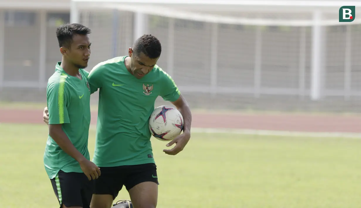 Pemain Timnas Indonesia, Beto Goncalves, berdiskusi dengan Muhammad Hargianto, usai latihan di Stadion Madya Senayan, Jakarta, Rabu (21/11). Latihan ini persiapan jelang laga Piala AFF 2018 melawan Filipina. (Bola.com/M. Iqbal Ichsan)