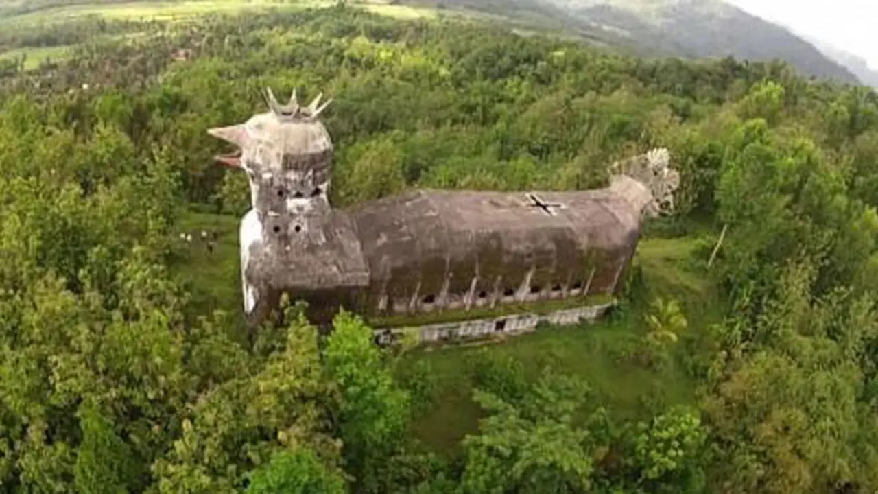 Gereja berbentuk ayam. (Oddity Central)