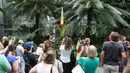 Antusias pengunjung ketika melihat bunga bangkai raksasa Titan Arum di Botanic Garden, Washington, Amerika Serikat, Senin (2/8). Bunga bangkai raksasa dari Sumatera, Indonesia ini tak lama lagi akan mekar sempurna. (Chris KLEPONIS/AFP)