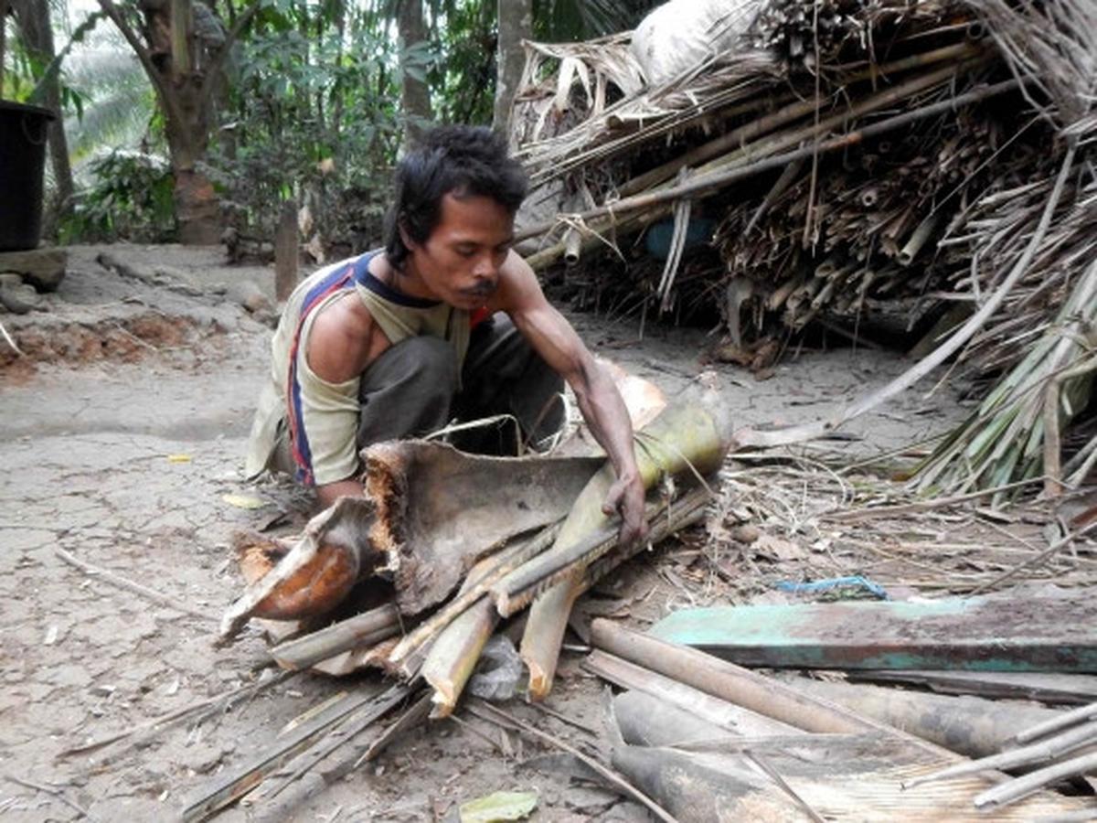 Meratapi hidup nenek renta rawat anak gangguan jiwa di gubuk reot