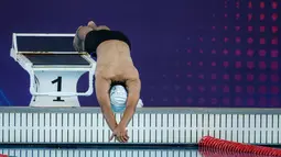 Selebritas Indonesia, Emyr Razan melakukan loncatan saat berkompetisi dalam cabor renang nomor 50 meter gaya dada putra Turnamen Olahraga Selebriti Indonesia (TOSI) Season 3 yang berlangsung di PPOP Ragunan, Jakarta Timur, Sabtu (19/10/2024). (Bola.com/Bagaskara Lazuardi)