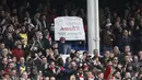 Aksi suporter Arsenal saat melawan Everton dalam laga Liga Inggris di Stadion Goodison Park, Sabtu (19/3/2016). (Action Images via Reuters/Carl Recine)