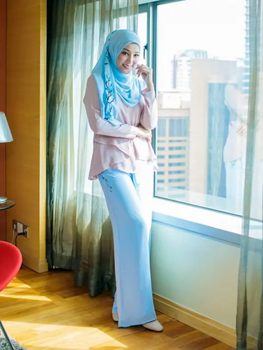 Mantan istri Engku Emran, Erra Fariza berpose untuk pre launching produk kecantikannya, Triple White. Pada zamannya, Erra sempat menyandang status sebagai artis dengan bayaran termahal. (instagram/errafazira) 