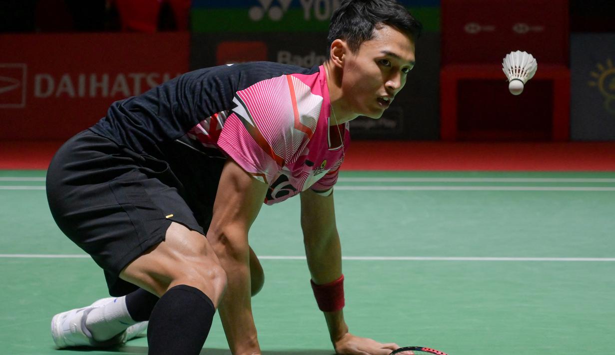 <p>Pebulu tangkis tunggal putra Indonesia Jonatan Christie berusaha mengembalikan kok ke arah Shi YU Qi dari China pada pertandingan semifinal Indonesia Masters 2023 di Istora Senayan, Jakarta, Rabu (25/1/2023). Jojo, sapaannya, menundukkan pemain China Shi Yu Qi dengan skor 21-13, 15-21, 21-19. (AFP/Bay Ismoyo)</p>