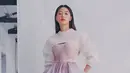 Tampil feminim dalam balutan outfit serba pink-putih, Jun Ji Hyun mengenakan Tulle Tolle Bow Drape Dress in Blush dari Alexander McQueen seharga Rp79 juta dan Cropped Knit Jumper in Ivory seharga Rp11 juta. (Instagram/junjihyunig).