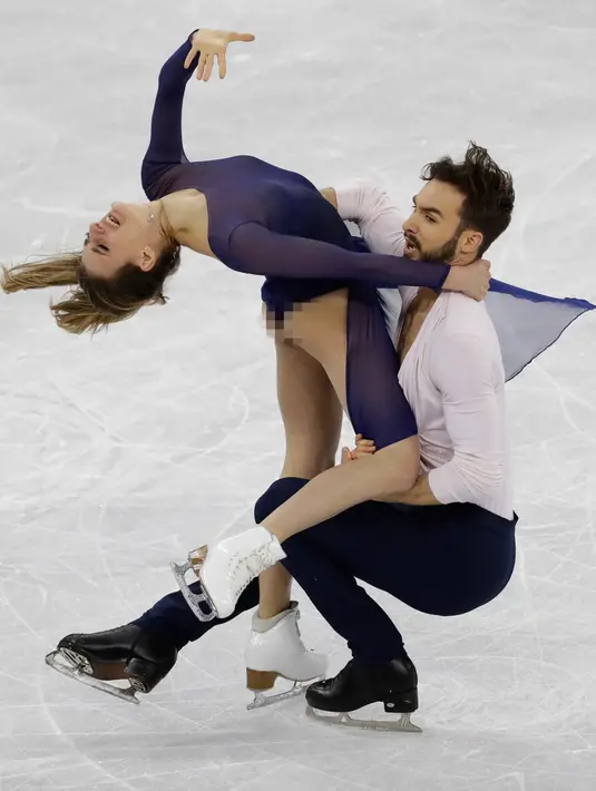 Atlet ice dancer Prancis, Gabriella Papadakis dan Guillaume Cizeron tampil bertanding di Olimpiade Musim Dingin Pyeongchang 2018, Selasa (20/2). Ketika Gabriella meliuk bersama pasangannya, bagian bokongnya menjadi terlihat jelas. (AP/Bernat Armangue)