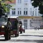 Mobil lapis baja milik kepolisian menuju Mapolrestabes Surabaya setelah terjadinya serangan bom bunuh diri, Jawa Timur, Senin (14/5). Polisi mendata ada 10 korban luka dalam tragedi bom bunuh diri di Markas Polrestabes Surabaya. (AP Photo/Achmad Ibrahim)