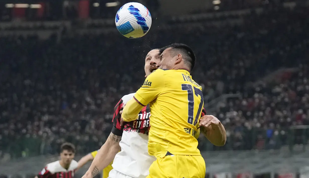 Ada yang menarik dari pertandingan ini. Pada menit 78, Ibra mengadu kepala dengan Gary Medel saat hendak menyambar umpan Alessandro Florenzi. (AP/Antonio Calanni)
