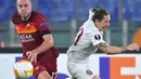 Gelandang AS Roma, Jordan Veretout berebut bola dengan gelandang CFR Cluj, Ciprian Deac  pada pertandingan grup A Liga Europa di di Stadion Olimpiade di Roma (5/11/2020). AS Roma menang telak 5-0 atas CFR Cluj. (AFP/Alberto Pizzoli)