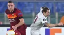 Gelandang AS Roma, Jordan Veretout berebut bola dengan gelandang CFR Cluj, Ciprian Deac  pada pertandingan grup A Liga Europa di di Stadion Olimpiade di Roma (5/11/2020). AS Roma menang telak 5-0 atas CFR Cluj. (AFP/Alberto Pizzoli)