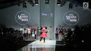 Model memperagakan baju koleksi Matahari Department Store pada ajang Jakarta Fashion Week 2018 di Senayan City, Selasa (24/10). Matahari menyajikan koleksi "Minnie Rocks The Dots" yang menggambarkan karakter Minnie Mouse. (Liputan6.com/Faizal Fanani)