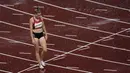 Sara Petersen dari Denmark berjalan di lintasan setelah terjatuh pada semifinal lari gawang 400 meter putri Olimpiade Tokyo 2020 di Tokyo, Jepang, Senin (2/8/2021). (AP Photo/Francisco Seco)