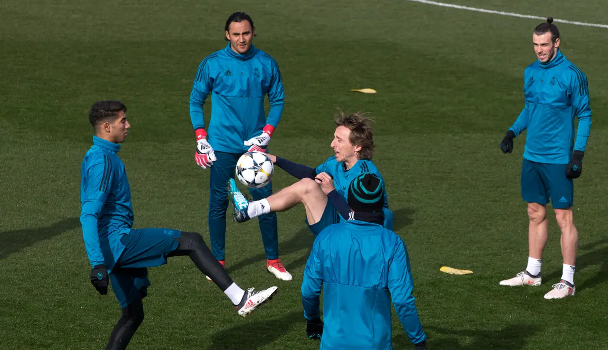 Pemain Real Madrid, Luka Modric (tengah) mengontrol bola saat sesi latihan di Madrid, Spanyol, Selasa (13/2). Real Madrid akan menghadapi Paris Saint Germain (PSG) pada leg pertama 16 besar Liga Champions di Santiago Bernabeu. (AP Photo/Paul White)