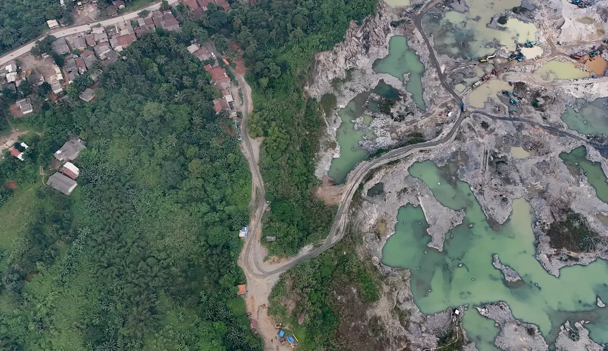 Saat ini, kewenangan perizinan dan pengawasan tambang galian C berada di Pemerintah Provinsi. Hal ini berdasarkan ketentuan Peraturan Presiden Nomor 55 Tahun 2022, yang merupakan aturan turunan dari Undang-Undang Minerba. (merdeka.com/Arie Basuki)